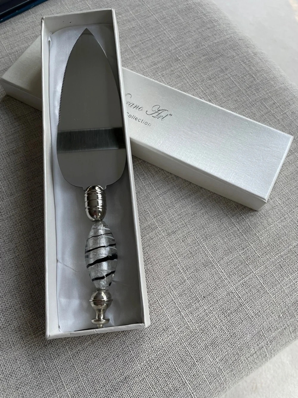 NWB. MURANO ART Deco Collection cake/ pie knife. O/S